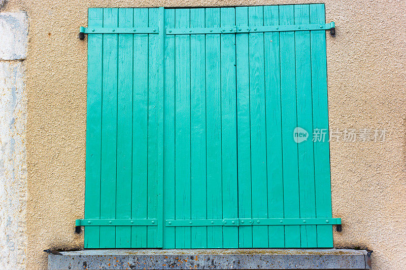 Le Vercors，法国:传统的绿松石/绿色百叶窗，关闭